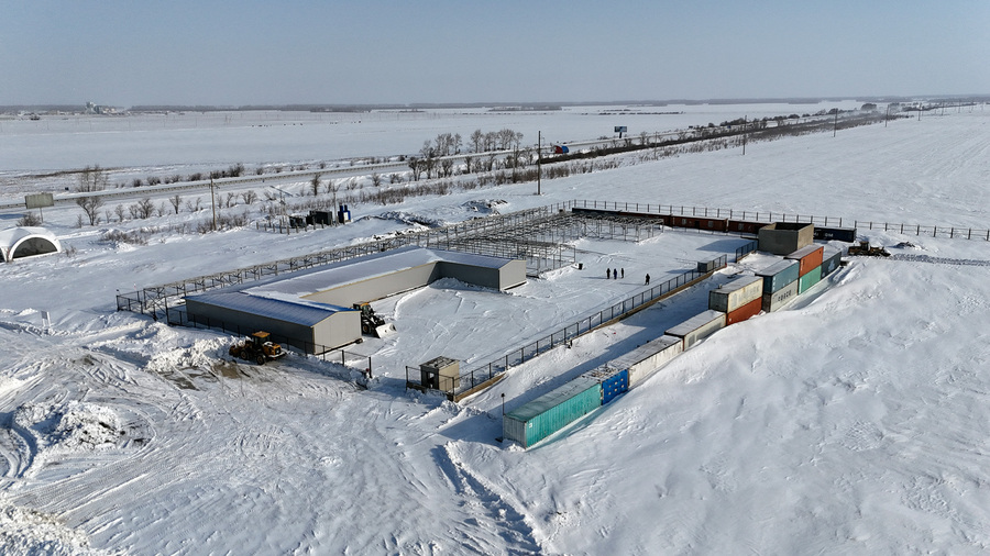 В ходе осмотра площадки, отведенной под ТЭЦ, Премьер-министр ознакомилися с текущим статусом работ и техническими параметрами будущего энергобъекта.