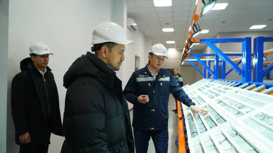 В ходе посещения Геологического кластера руководителю компании представили ключевые направления геологоразведочных работ и проекты, направленные на восполнение минерально-сырьевой базы. 