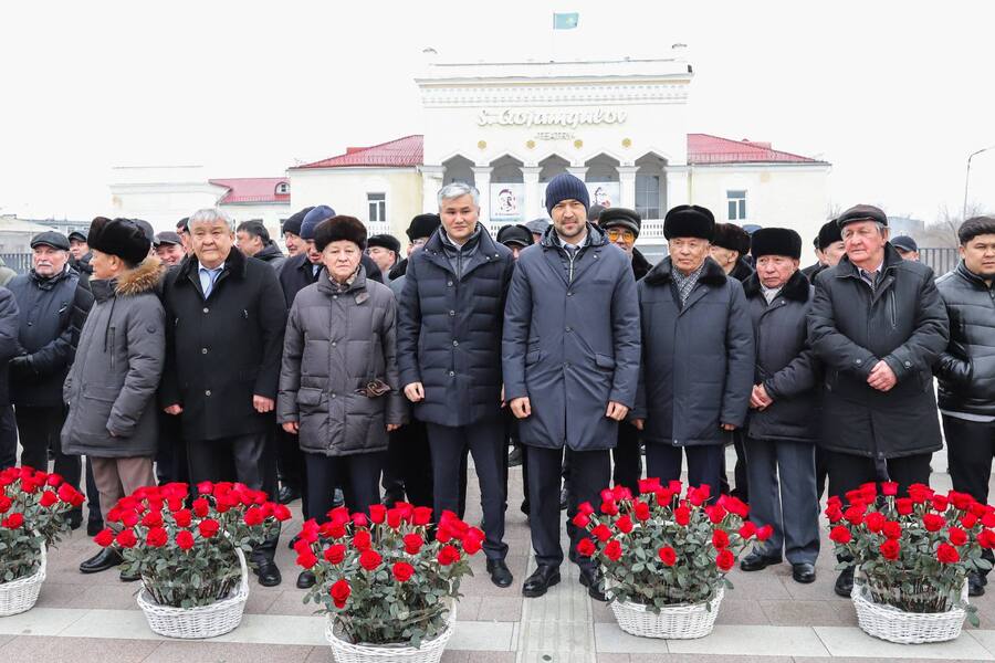 20 февраля состоялось торжественное возложение цветов к памятнику Каныша Сатпаева, выдающегося ученого, заложившего основу развития минерально-сырьевой базы региона.