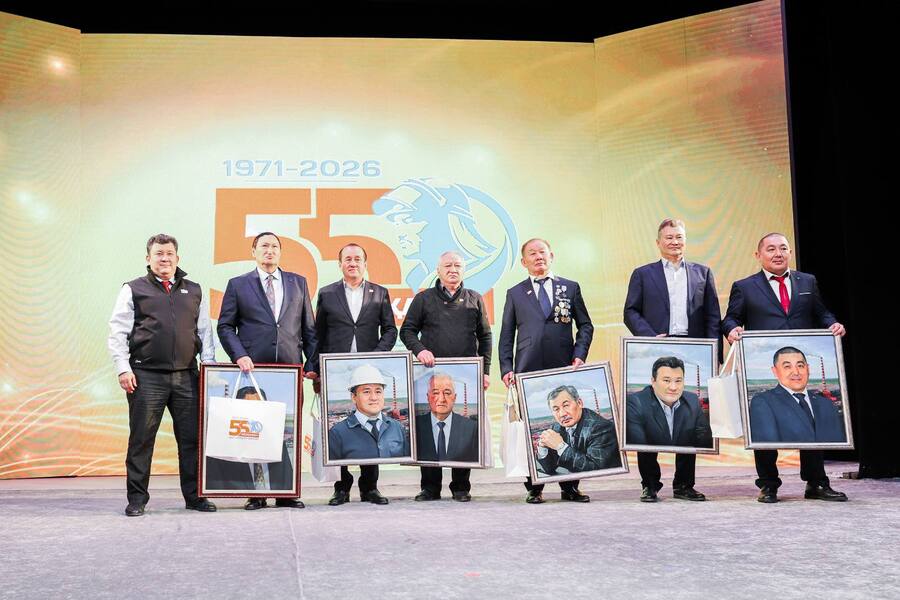  Кроме того, работники завода получили благодарственные письма и отраслевые поощрения, а часть сотрудников была отмечена памятными подарками.