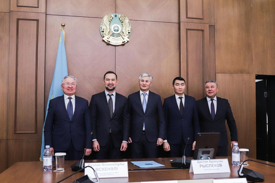 Документ подписали аким области Ұлытау Дастан Рыспеков и Председатель Правления ТОО «Корпорация Казахмыс» Руслан Өскенәлі.