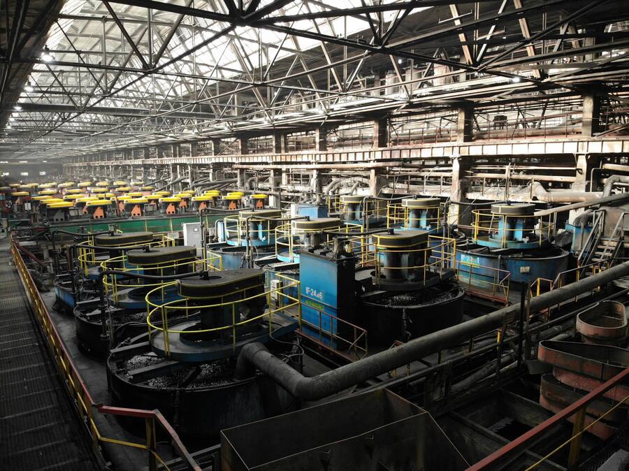 Компания одновременно работает над восполнением запасов и обеспечением стабильной добычи на действующих предприятиях.