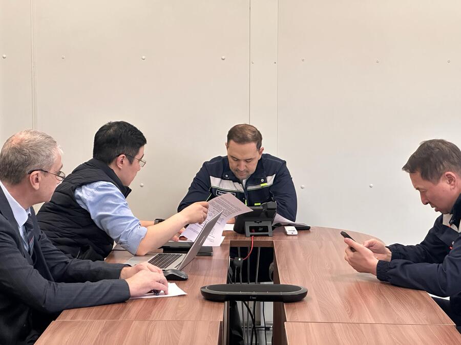 Будут сохранены уровень заработной платы, компенсационные и стимулирующие выплаты, вахтовый режим работы, условия проживания и питания, а также все гарантии, предусмотренные трудовым законодательством Республики Казахстан и трудовыми договорами.