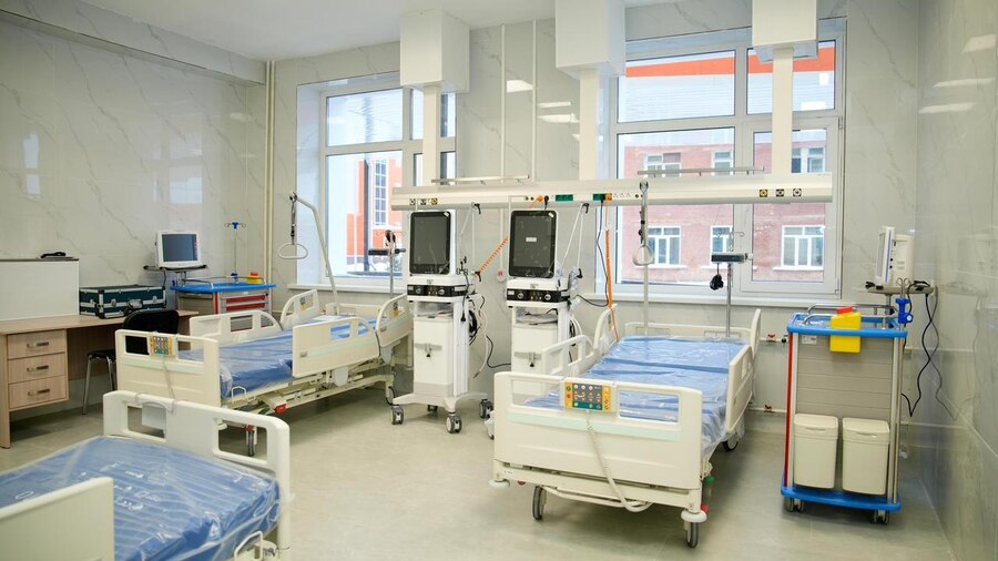 Трёхэтажное здание общей площадью свыше 40 тысяч квадратных метров полностью оснащено современным медицинским оборудованием.