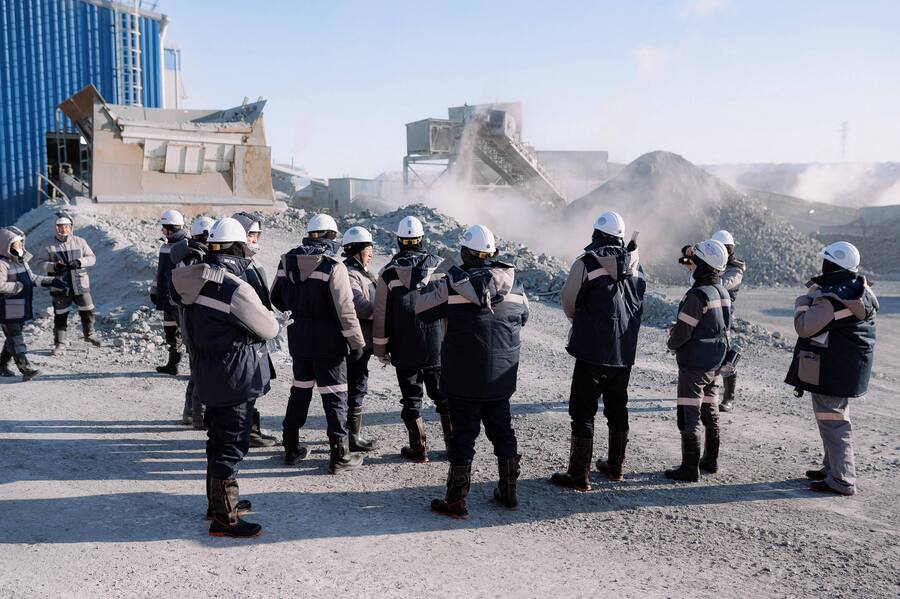 На обогатительной фабрике была рассмотрена вся технологическая цепочка переработки руды. 