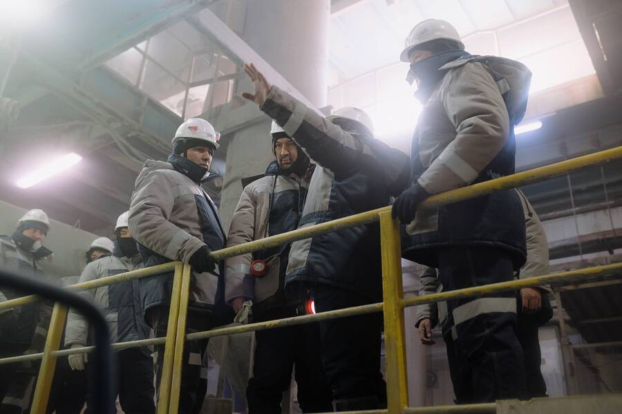 На руднике руководитель ознакомился с инфраструктурой для персонала и условиями, в которых работают горняки, а также побывал на подземных горизонтах. 