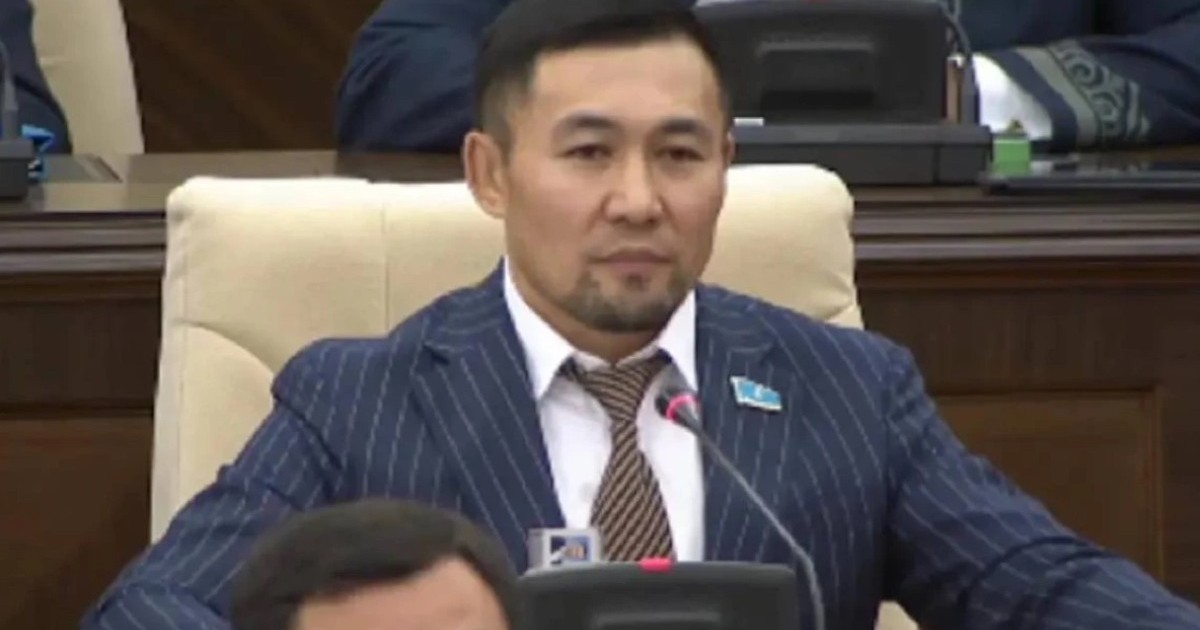 Депутатам запретили поздравлять родственников с трибуны Курултая