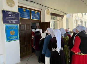 В Актюбинской области 60 свекровей и 60 невесток одновременно пришли на избирательный участок