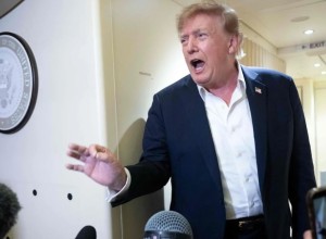 Трамп назвал страхи вокруг ИИ “больной теорией заговора”