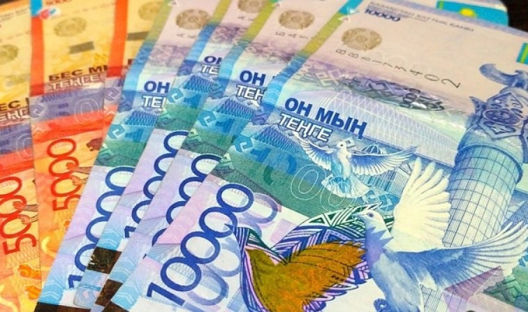 Токаев поручил повысить минимальную зарплату до 100 тысяч тенге с 2027 года