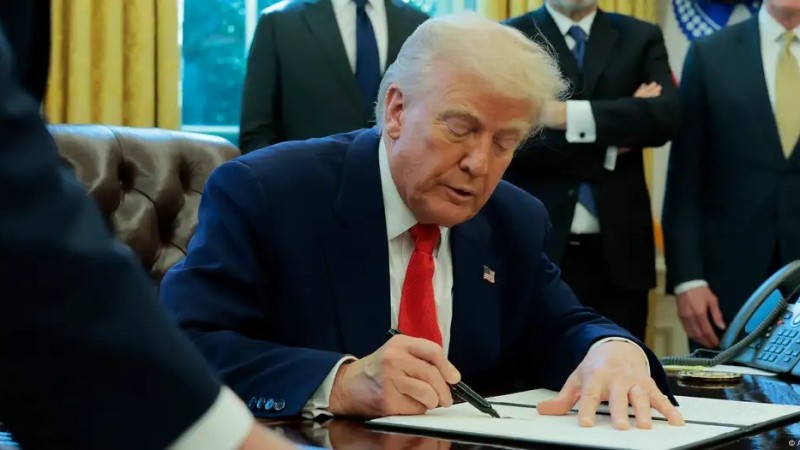 Трамп продлил запрет на прием судов РФ в портах США