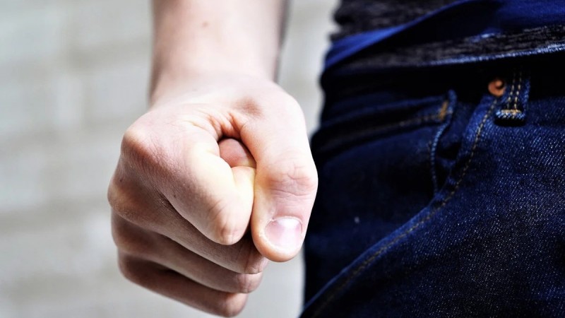 Школьники зверски избили из зависти 11-классника в Жанаозене