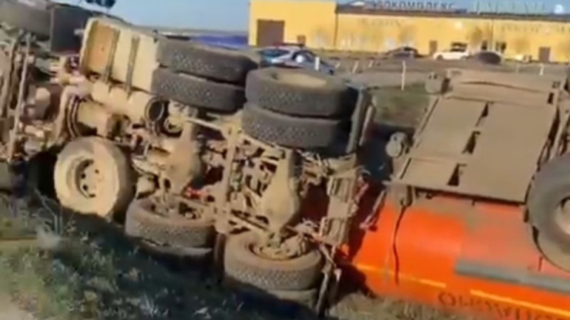 КамАЗ с нефтепродуктами перевернулся в Атырау