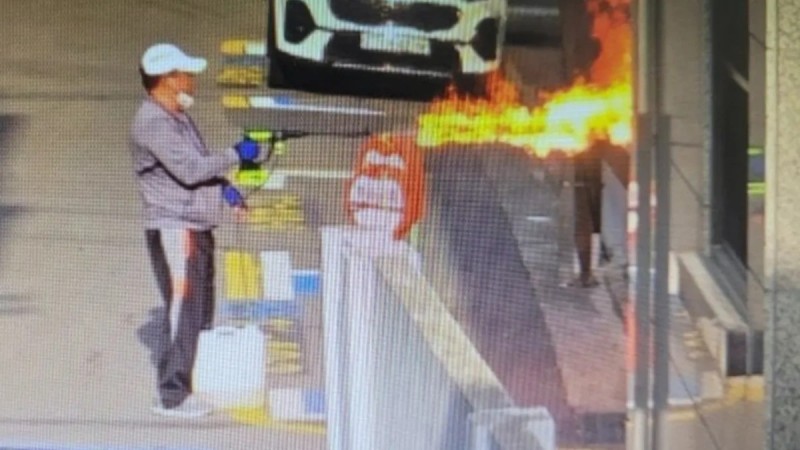 Обезумевший кореец поджёг огнемётом многоэтажку, заставив жильцов прыгать из окон