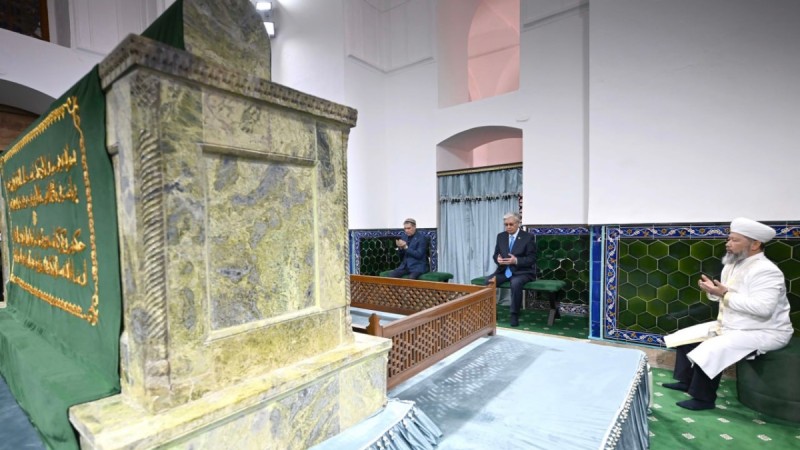 Токаев и Бердымухамедов почтили память Ходжи Ахмеда Яссауи