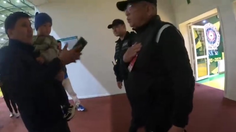 Костанайский чиновник обматерил охранника