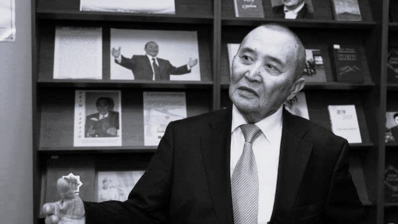 Глава государства направил телеграмму соболезнования родным и близким писателя Акима Тарази