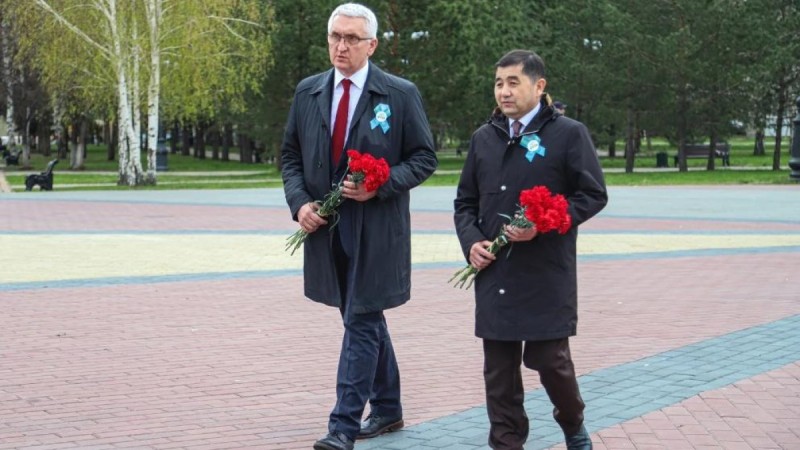 Делегация из Алтайского края РФ приняла участие в церемонии возложения цветов к мемориалу «Победа»