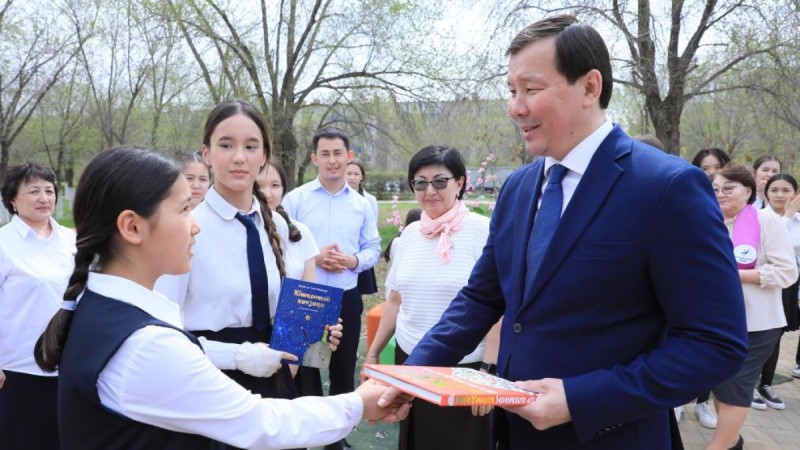 Национальный день книги: актюбинцы отправились в литературное путешествие по 500-метровой аллее