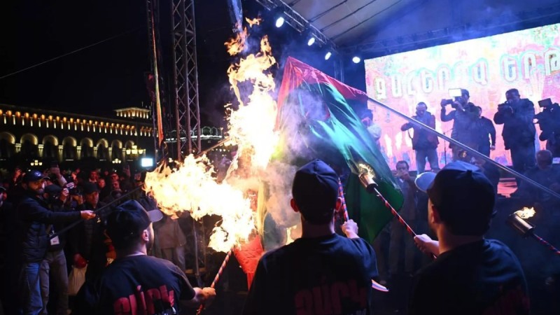 Пашинян осудил сжигание флагов Азербайджана и Турции перед факельным шествием в Ереване