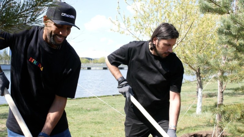 Звёзды «Манчестер Сити» и «Милана» высадили деревья в Астане