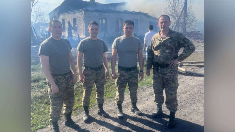 Детей вынесли из горящего дома в Караганде