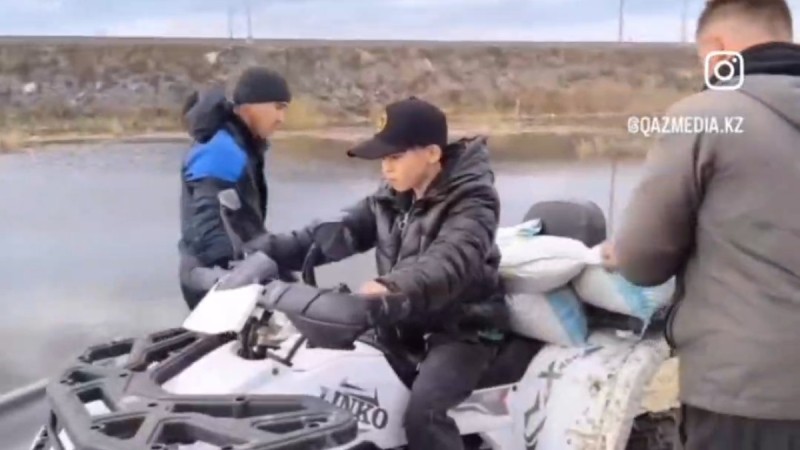 Отца мальчика, помогавшего бороться с паводком, оштрафовали на 200 тыс. тенге