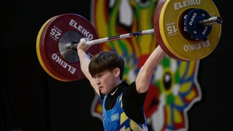 Казахстанский юниор стал чемпионом мира по тяжелой атлетике