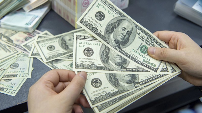 Доллар подорожал почти на четыре тенге
