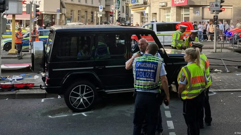 В Штутгарте автомобиль наехал на толпу, погибла женщина
