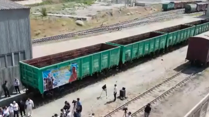 Силач из Шымкента протащил за собой 5 железнодорожных вагонов