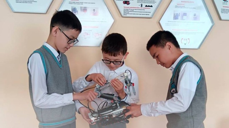 Сельские школьники создали робота, очищающего арыки от мусора