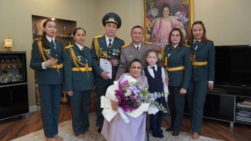 Военнослужащие поздравили Бибигуль Тулегенову с 80-летием Победы