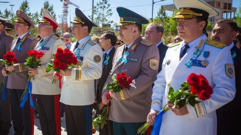 Торжественное возложение цветов к памятнику Сагадату Нурмагамбетова состоялось в Усть-Каменогорске