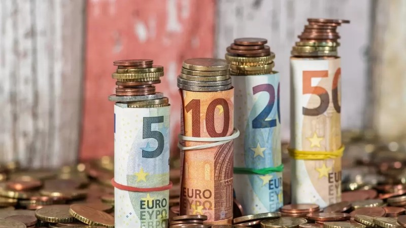 Тенге сохранил позиции