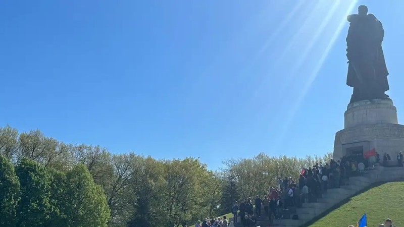 Суд запретил флаги СССР у мемориала в Трептов-парке Берлина