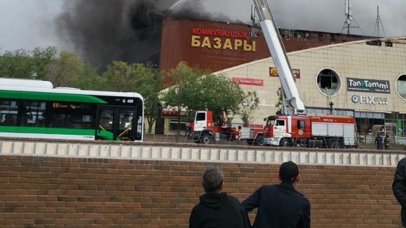 Крупнейший рынок Астаны охватило огнем