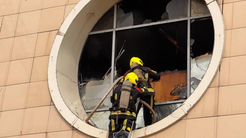 Кадры с тушения пожара на столичном рынке опубликовал МЧС