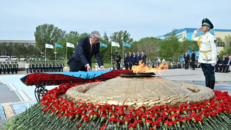 Токаев почтил память воинов-казахстанцев