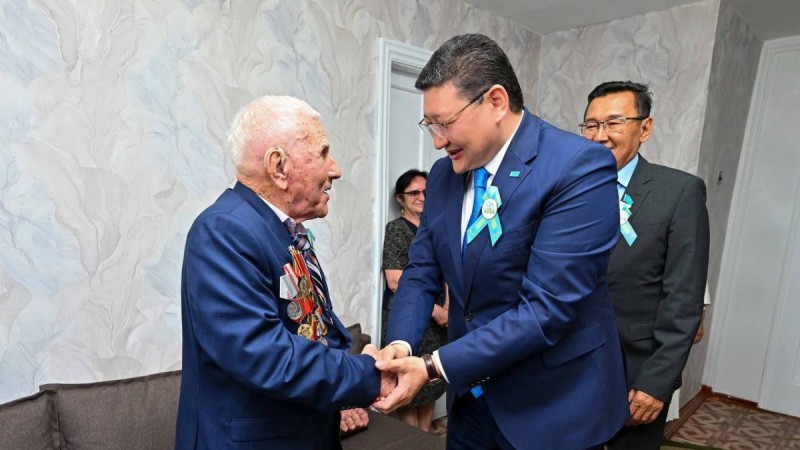 Аким области Абай поздравил ветеранов войны с Днем Победы