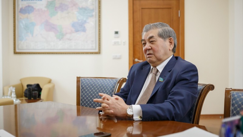 Токаев наградил видного государственного деятеля