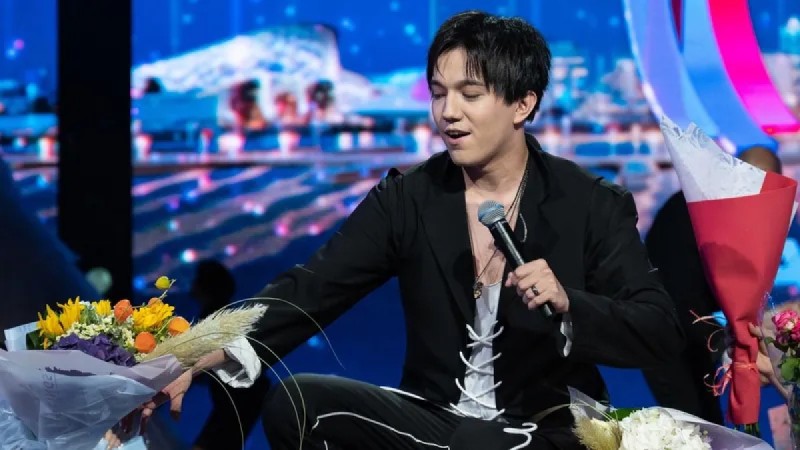 Автобус с фото Димаша разъезжает по Бразилии