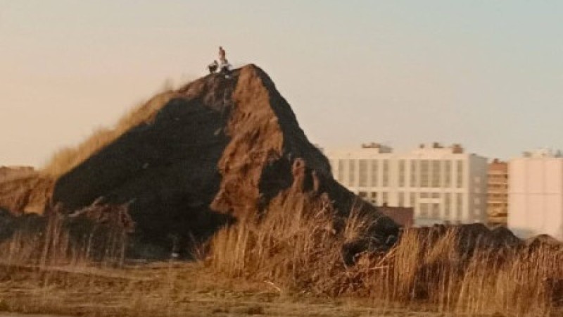 В Костанае дети играли на горе из грунта высотой в 3-этажный дом