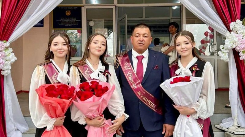 Сестры-тройняшки окончили школу в Туркестанской области