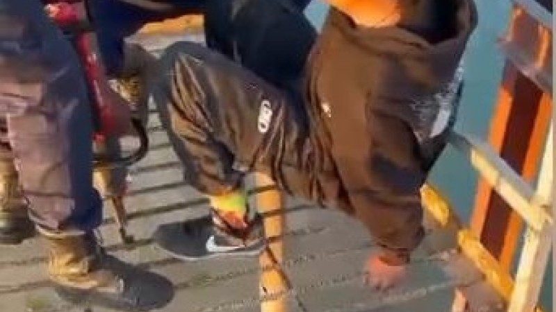 В Шымкенте мальчик застрял между прутьями и вызвал спасателей