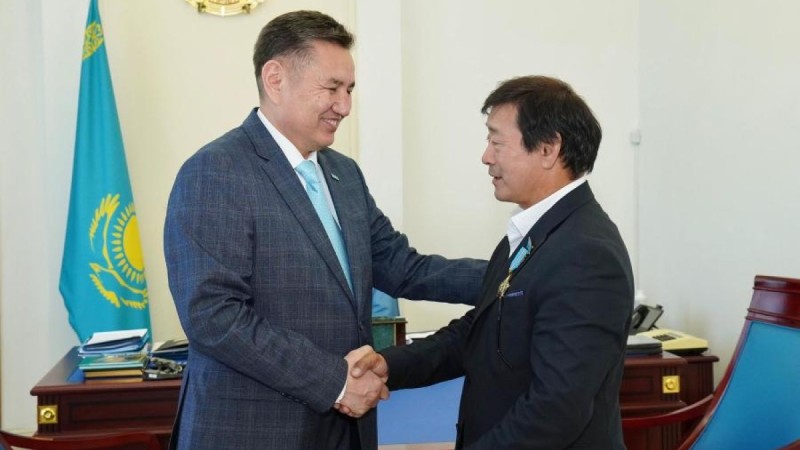 Аким ВКО поздравил работника культуры, награжденного Главой государства