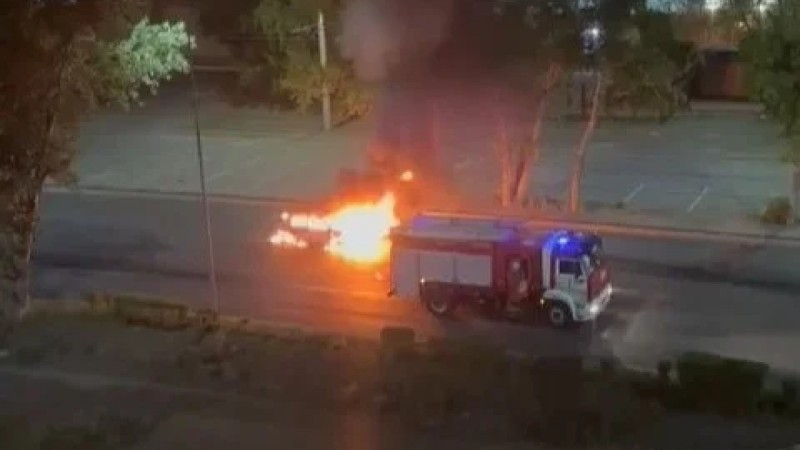 Семья с двумя детьми пострадала при возгорании авто в Павлодаре