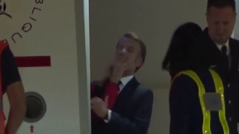 Макрон получил пощечину от жены в самолете