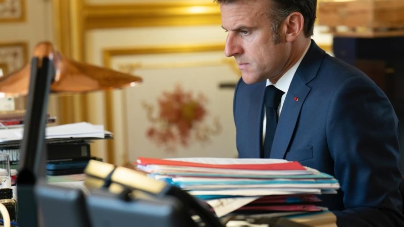 Макрон объяснил видео с пощечиной от супруги