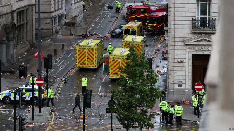 Автомобиль наехал на футбольных фанатов в Ливерпуле